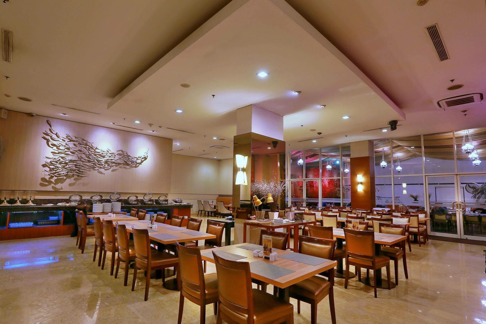 Park Hotel Cawang Giacarta Esterno foto