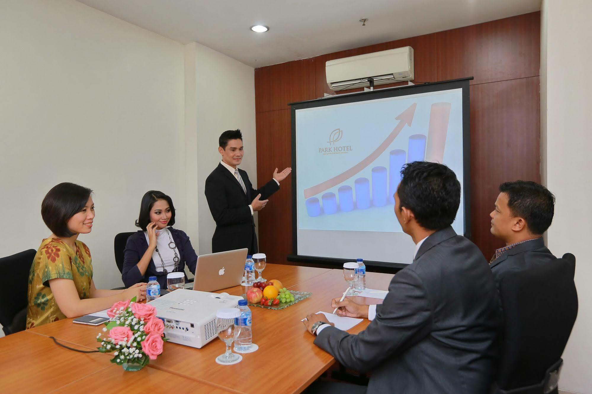 Park Hotel Cawang Giacarta Esterno foto